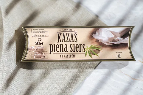 Kazas piena siers ar kaņepēm